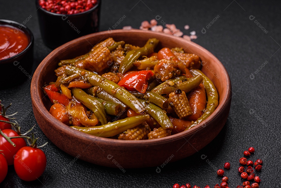 Mistura de legumes, milho, cenoura, pimentão, cebola em molho teriyaki