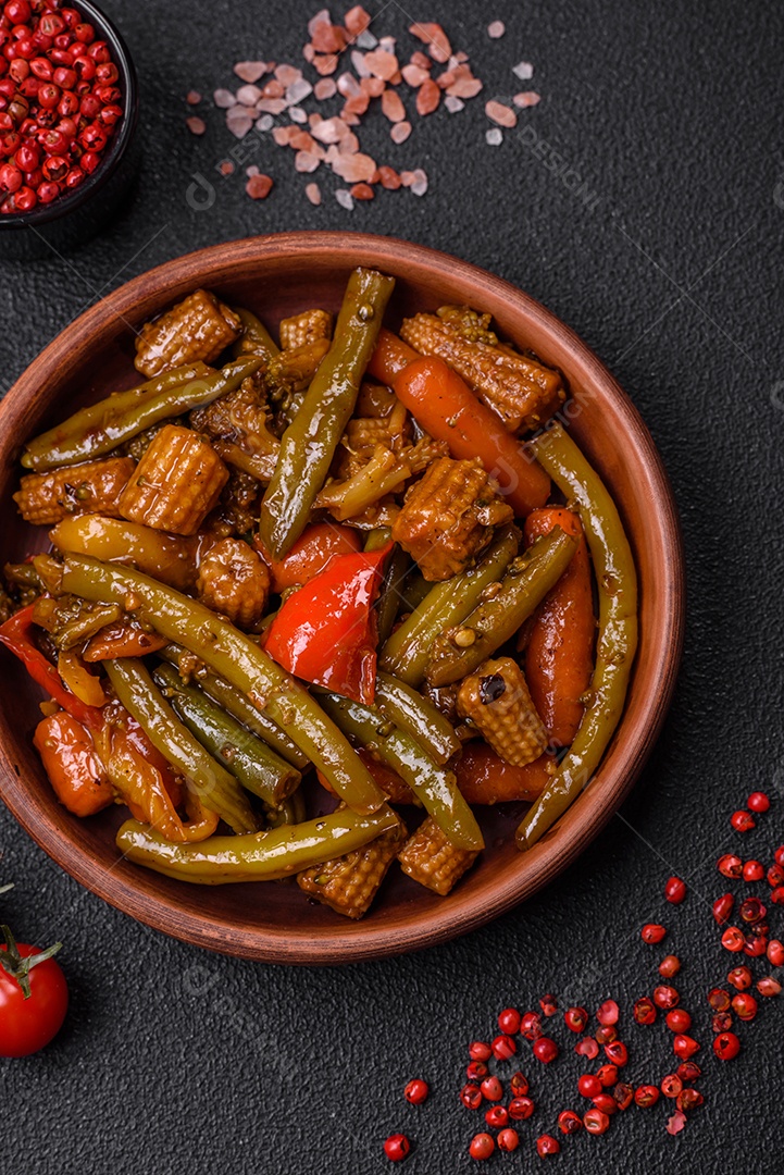 Mistura de legumes, milho, cenoura, pimentão, cebola em molho teriyaki