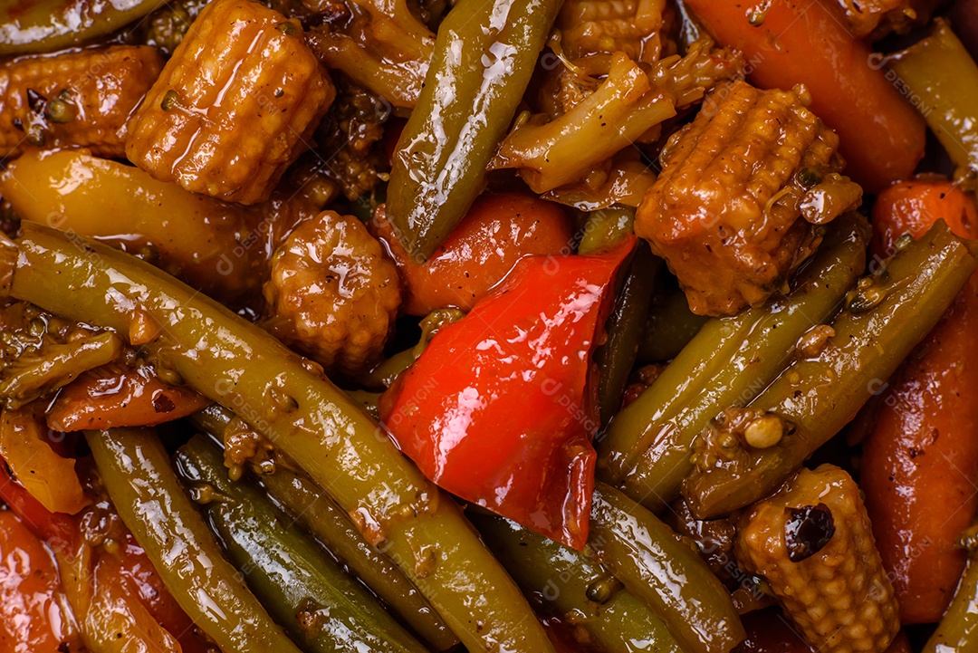 Mistura de legumes, milho, cenoura, pimentão, cebola em molho teriyaki