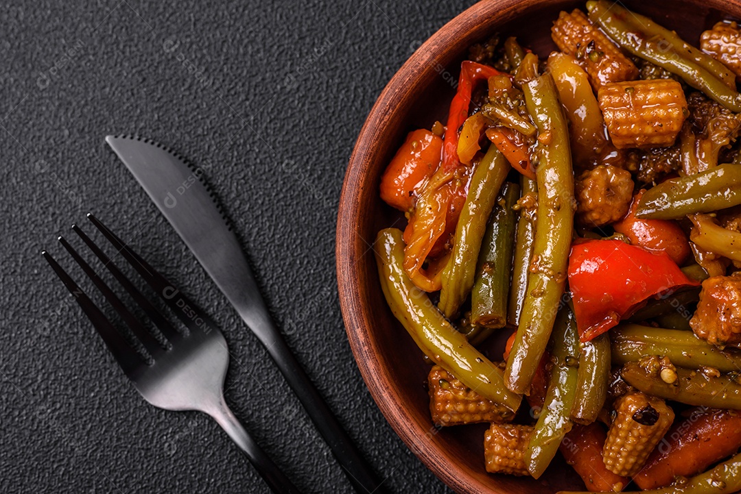 Mistura de legumes, milho, cenoura, pimentão, cebola em molho teriyaki