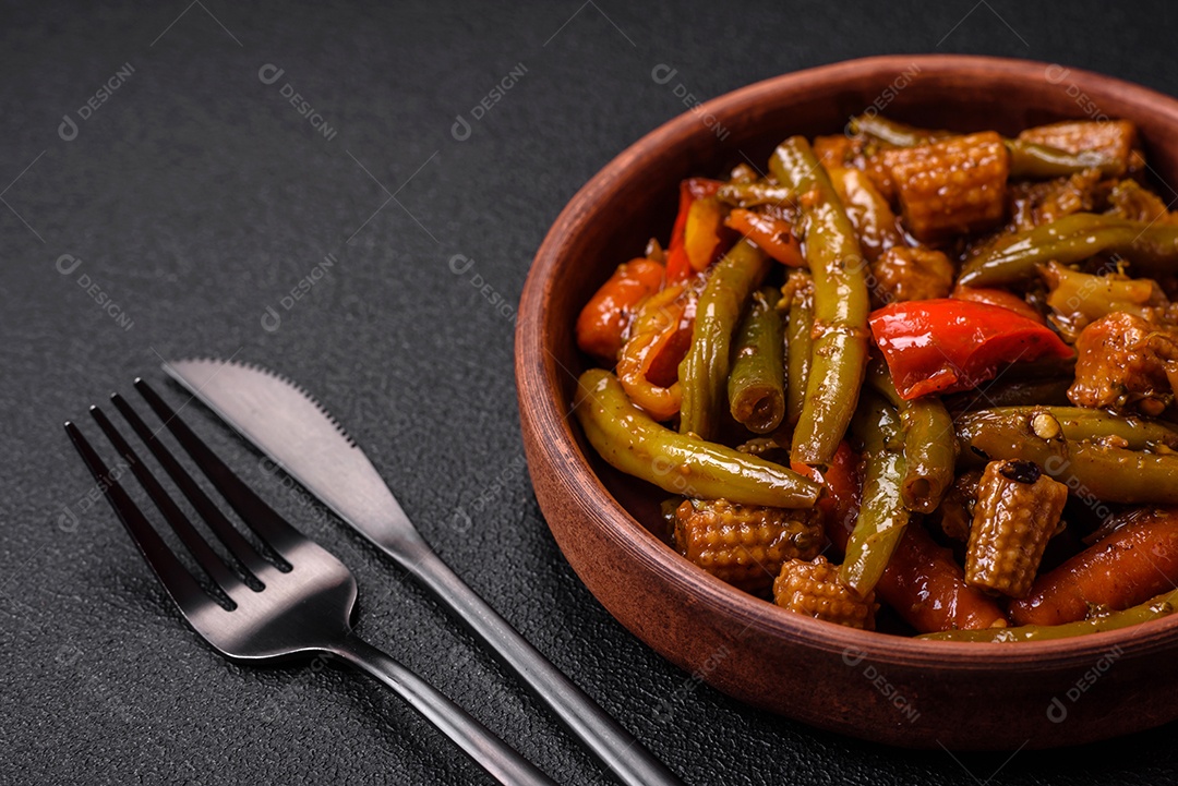 Mistura de legumes, milho, cenoura, pimentão, cebola em molho teriyaki