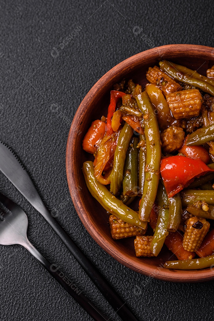 Mistura de legumes, milho, cenoura, pimentão, cebola em molho teriyaki