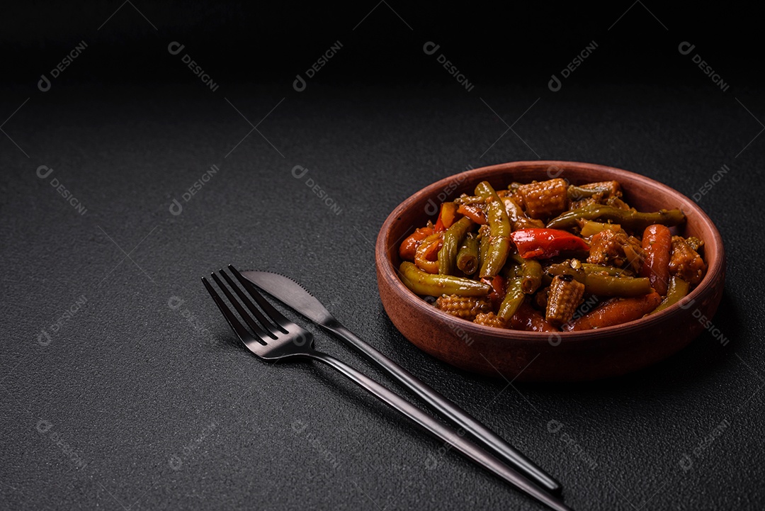 Mistura de legumes, milho, cenoura, pimentão, cebola em molho teriyaki