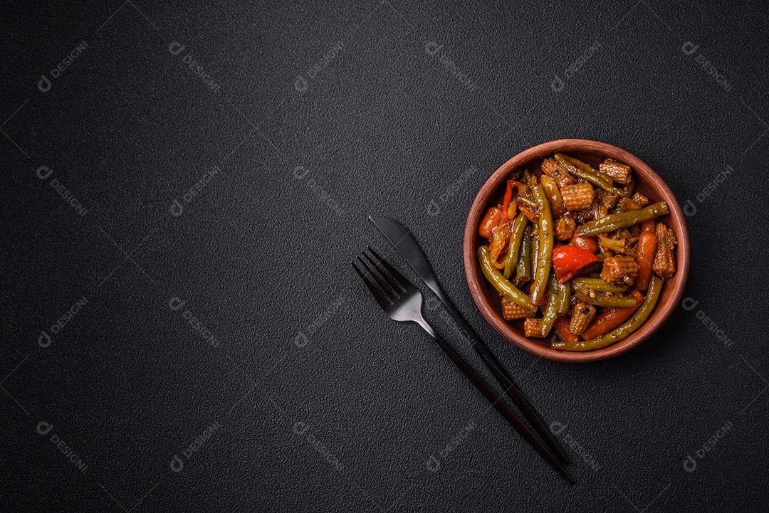 Mistura de legumes, milho, cenoura, pimentão, cebola em molho teriyaki