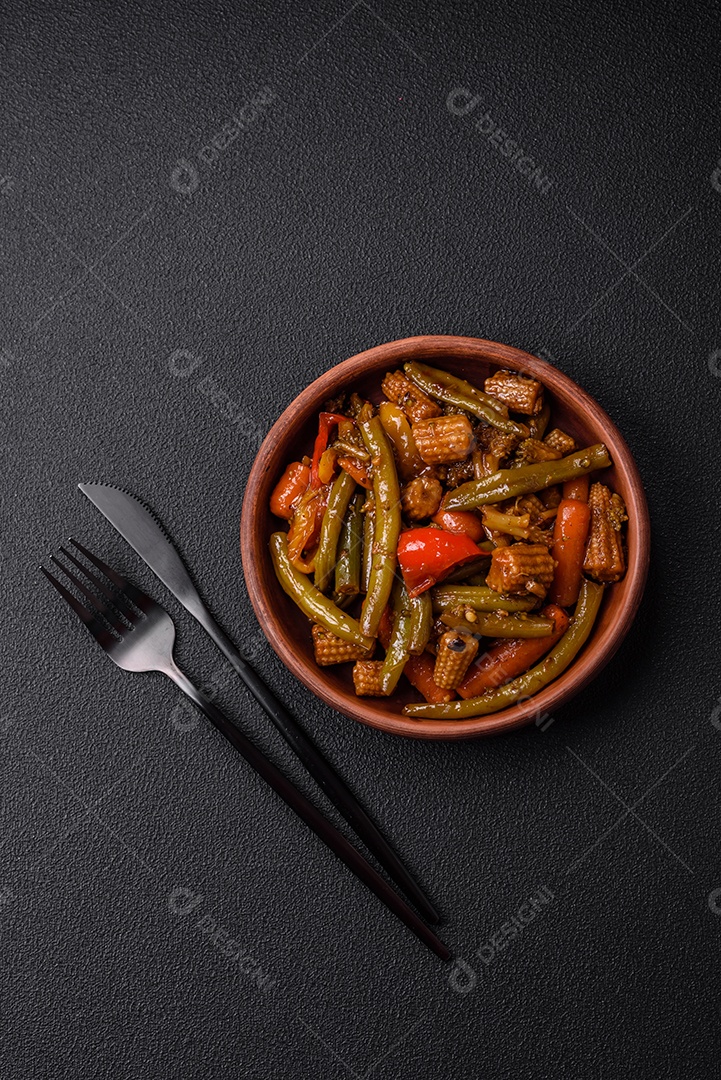 Mistura de legumes, milho, cenoura, pimentão, cebola em molho teriyaki