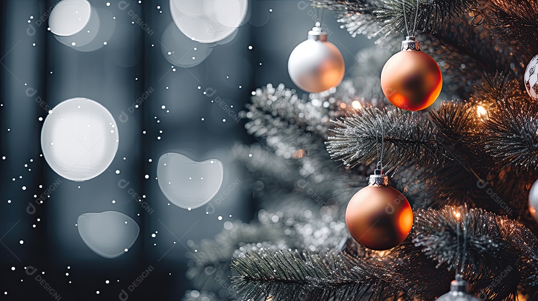 Árvore de Natal com luzes e enfeites close-up