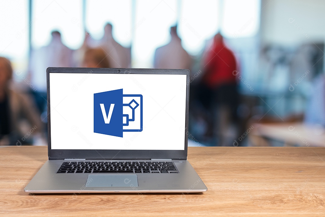 Logotipo do Microsoft Visio exibido na tela de um laptop