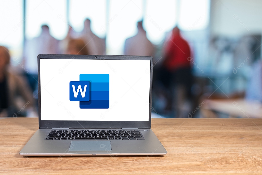 Logotipo do Microsoft Word exibido na tela de um laptop