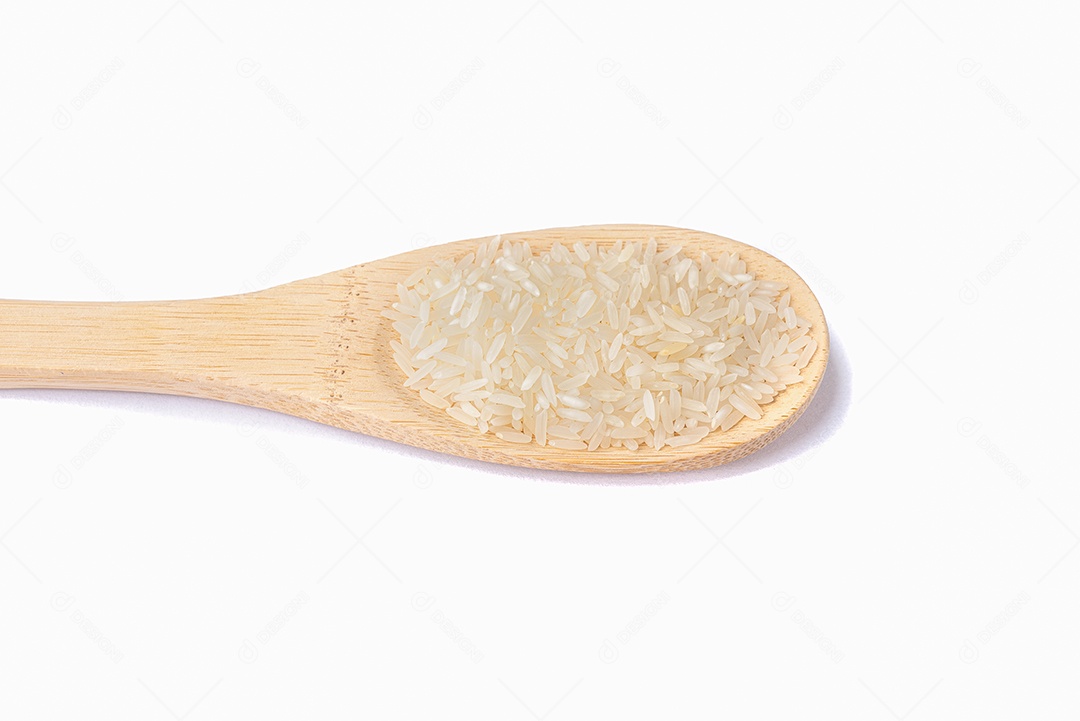 Arroz branco cru em uma colher isolada sobre fundo branco.