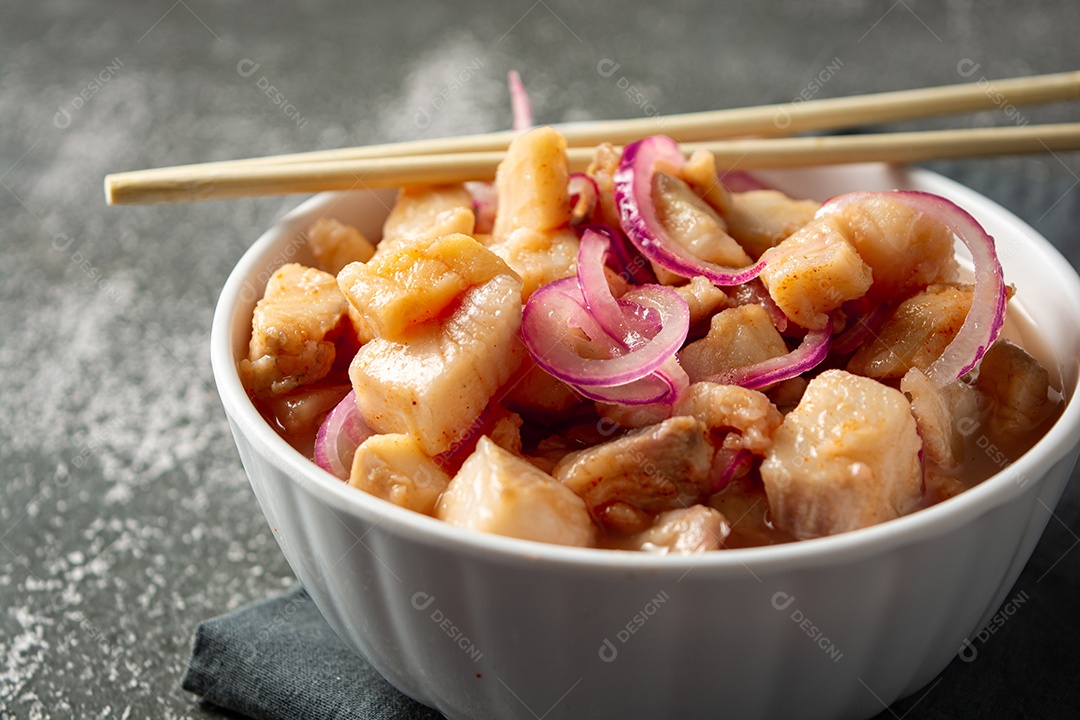 Ceviche de peixe com cebola e pimenta. comida tradicional peruana com leite tigra