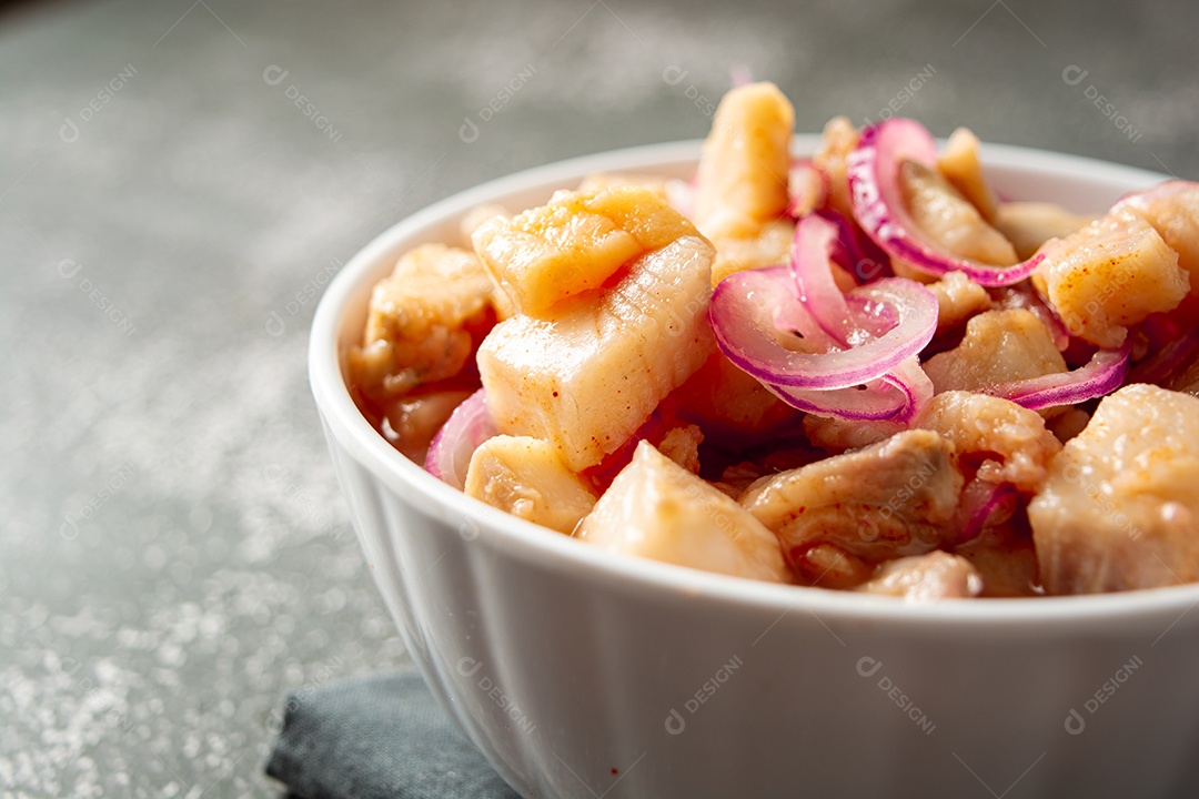 Ceviche de peixe com cebola e pimenta. comida tradicional peruana com leite tigra