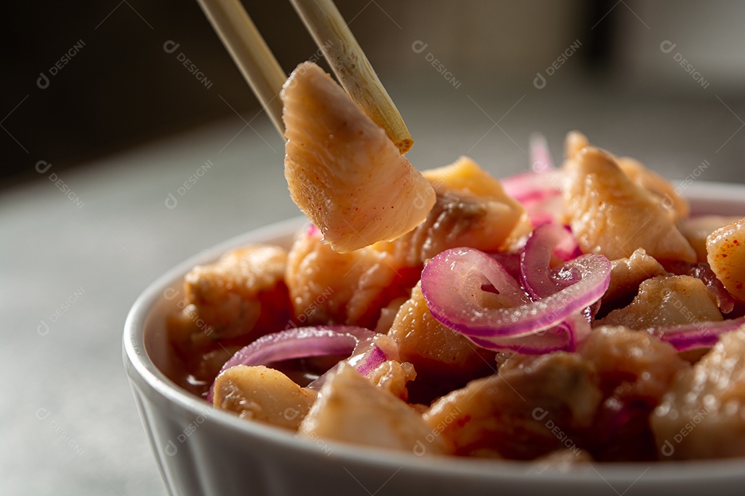 Ceviche de peixe com cebola e pimenta. comida tradicional peruana com leite tigra