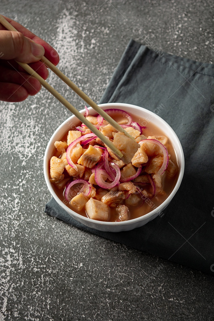 Ceviche de peixe com cebola e pimenta. comida tradicional peruana com leite tigra