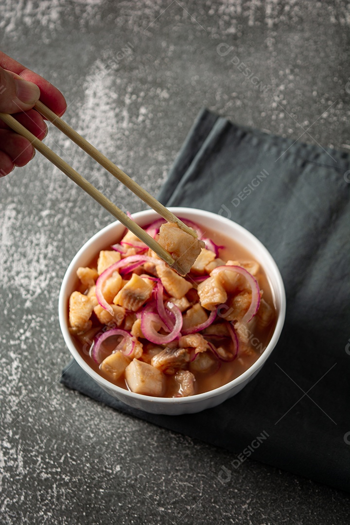 Ceviche de peixe com cebola e pimenta. comida tradicional peruana com leite tigra