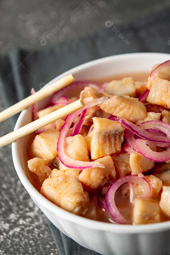 Ceviche de peixe com cebola e pimenta. comida tradicional peruana com leite tigra