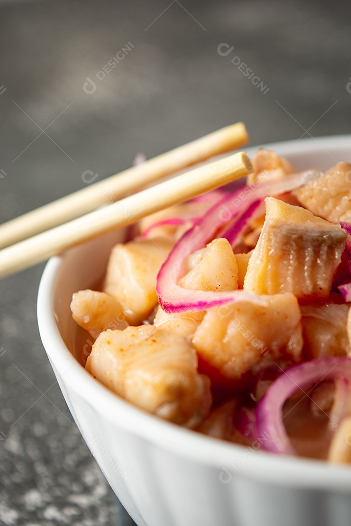 Ceviche de peixe com cebola e pimenta. comida tradicional peruana com leite tigra