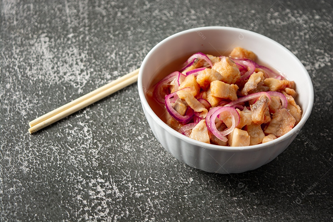 Ceviche de peixe com cebola e pimenta. comida tradicional peruana com leite tigra