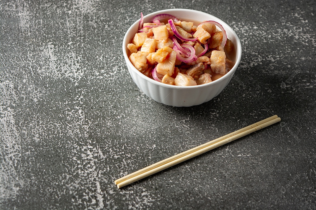 Ceviche de peixe com cebola e pimenta. comida tradicional peruana com leite tigra