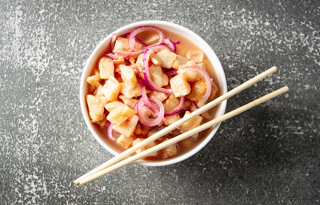 Ceviche de peixe com cebola e pimenta. comida tradicional peruana com leite tigra
