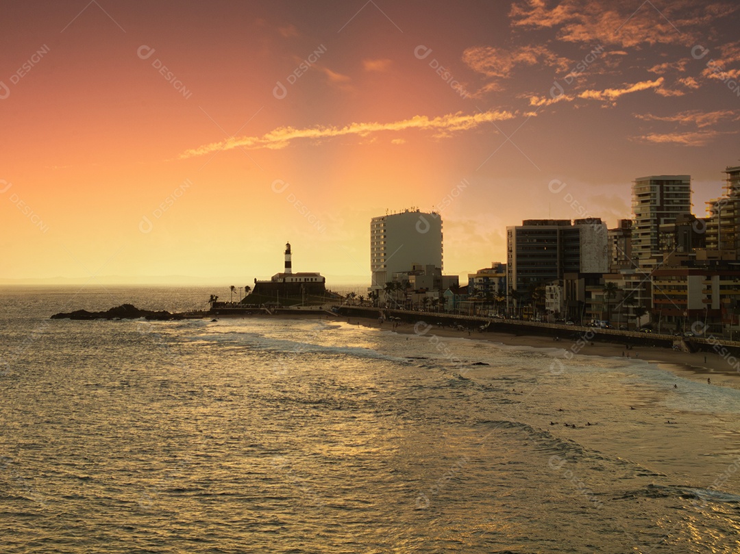 Vista da praia da barra em Salvador com por do sol
