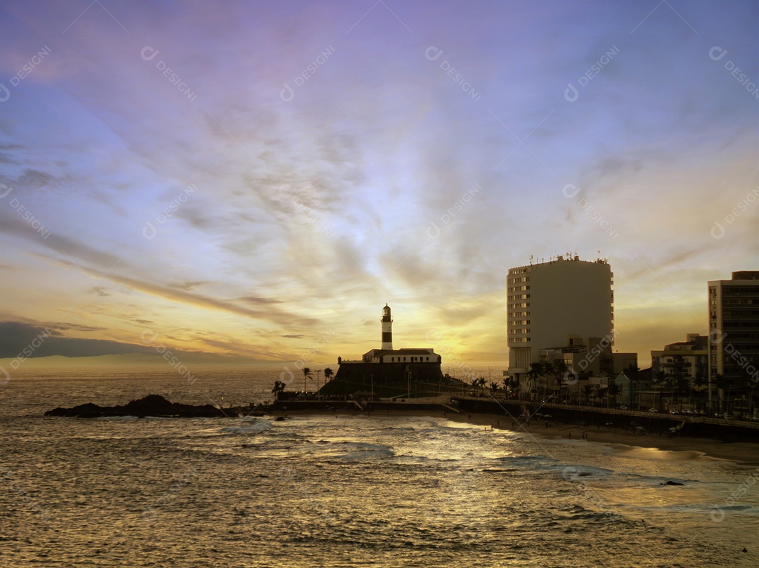 Pôr do sol  na praia da barra com vista para o farol