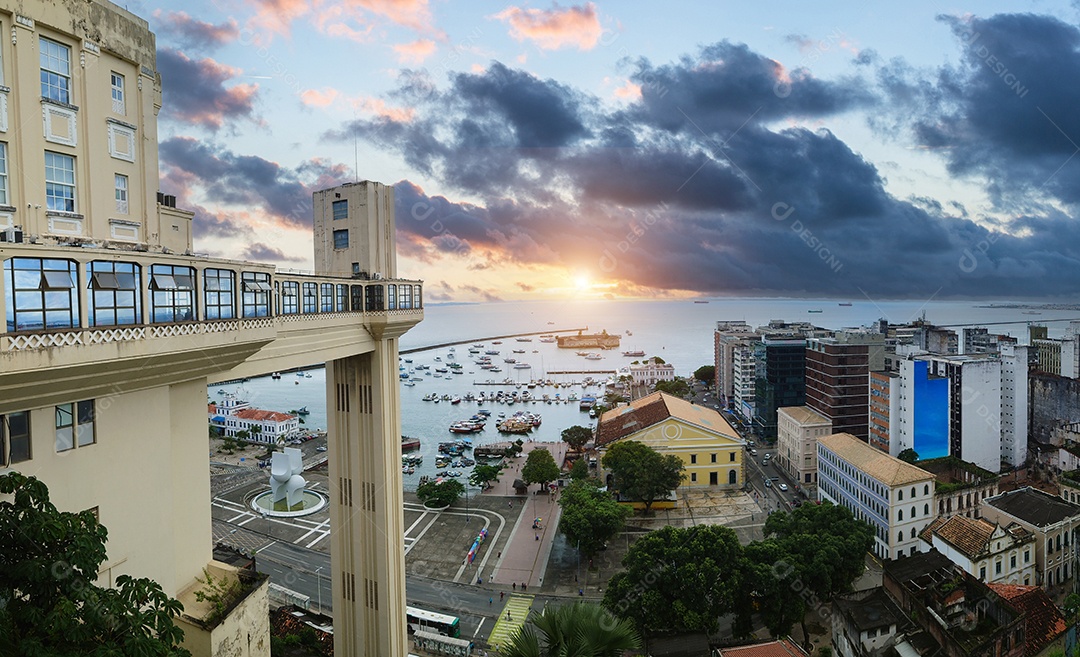 Veja o Elevador Lacerda em Salvador Bahia