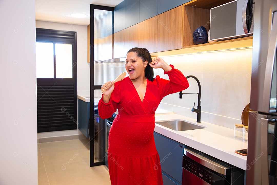 Mulher jovem sobre sua casa