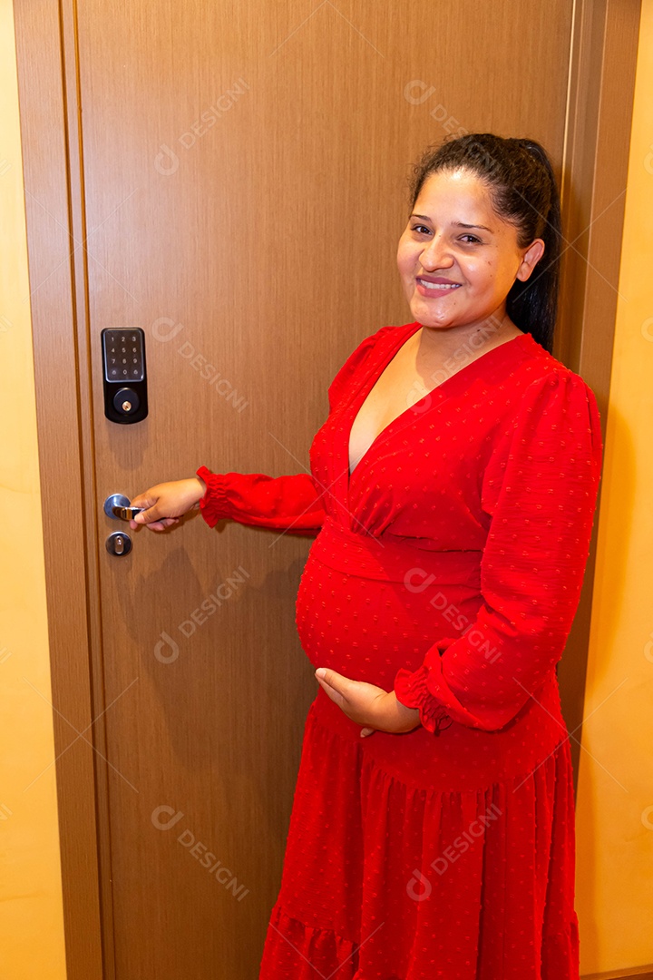 Mulher jovem sobre sua casa