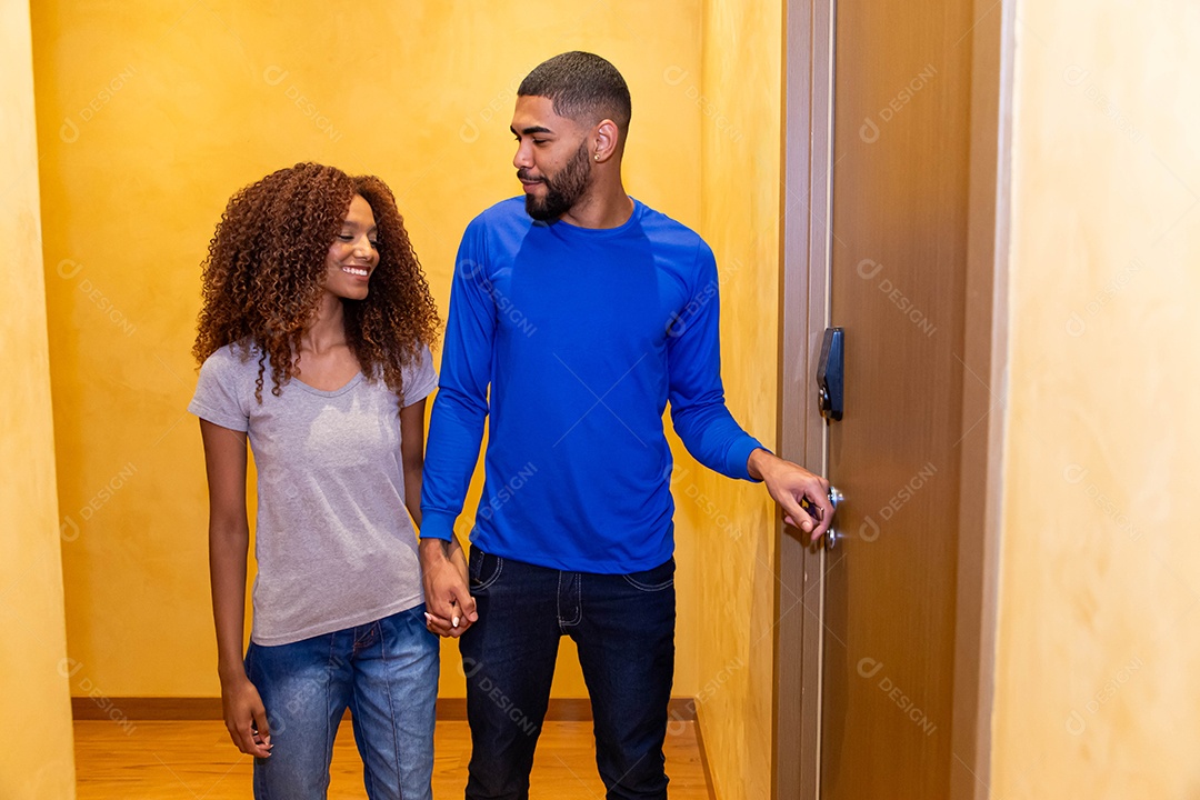 Lindo casal sobre uma casa