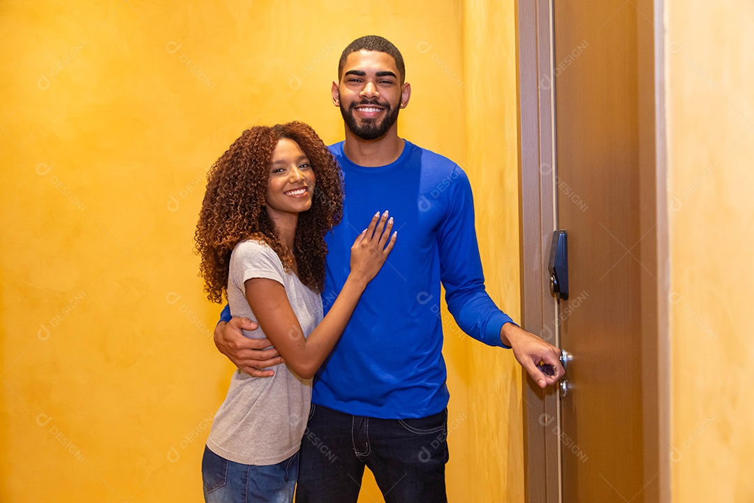 Lindo casal sobre uma casa