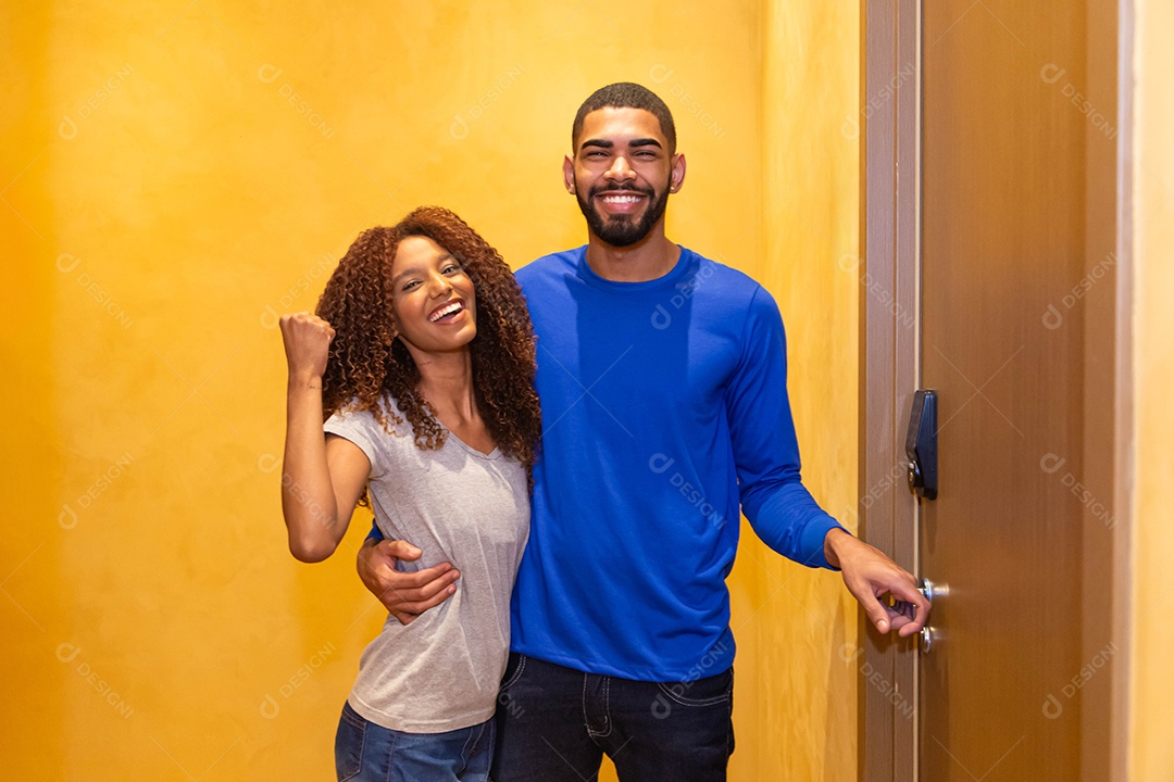 Lindo casal sobre uma casa