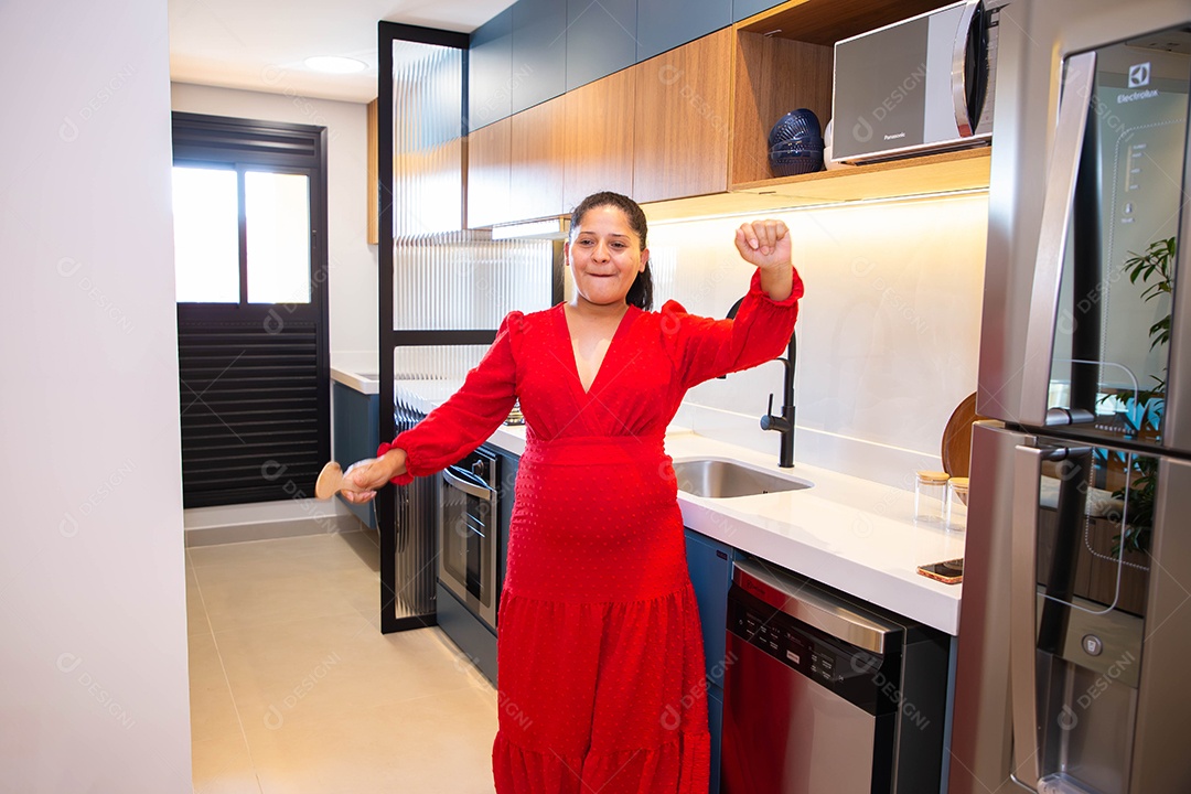 Mulher jovem sobre sua casa