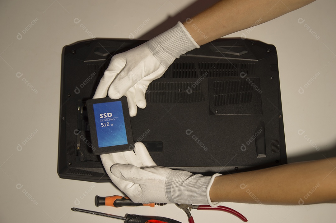 Técnico trocando disco rígido SSD