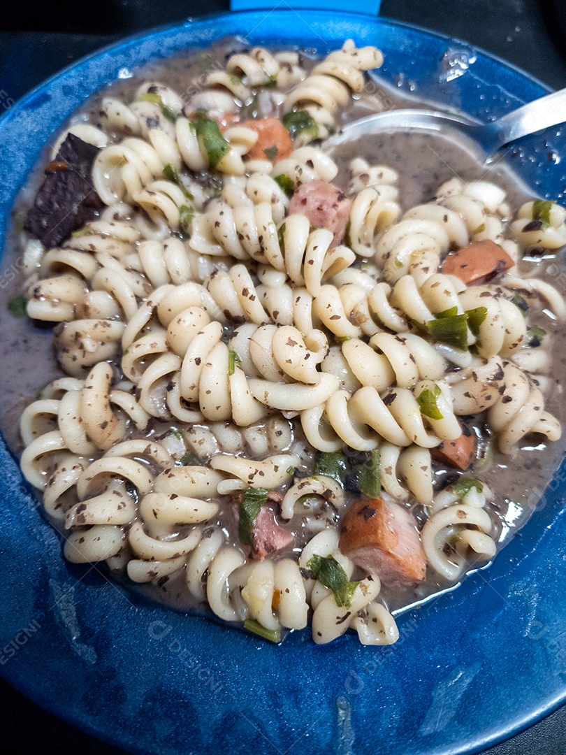 Prato com sopa de feijão com macarrão