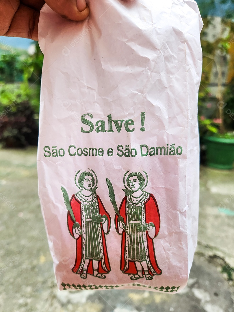 Saquinhos de doces em comemoração a Cosmo e Damião