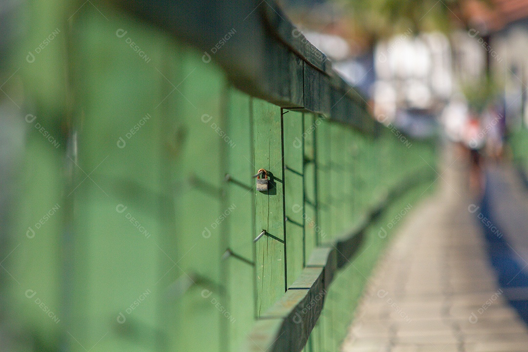 Velho cadeado preso em uma ponte verde no Rio de Janeiro