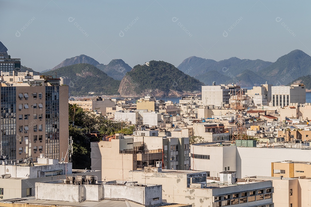 Vista de ruas e prédios de uma cidade