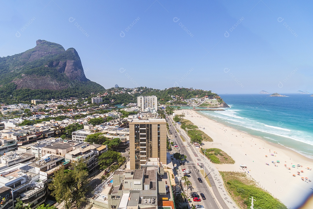 Vista da praia da Barra da Tijuca no Rio de Janeiro