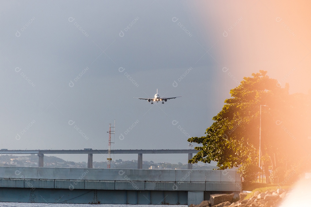 Avião se aproximando da pista do aeroporto Santos Dumont