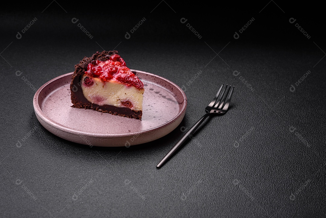 Linda e saborosa fatia doce de cheesecake com cereja em uma placa de cerâmica sobre um fundo escuro de concreto