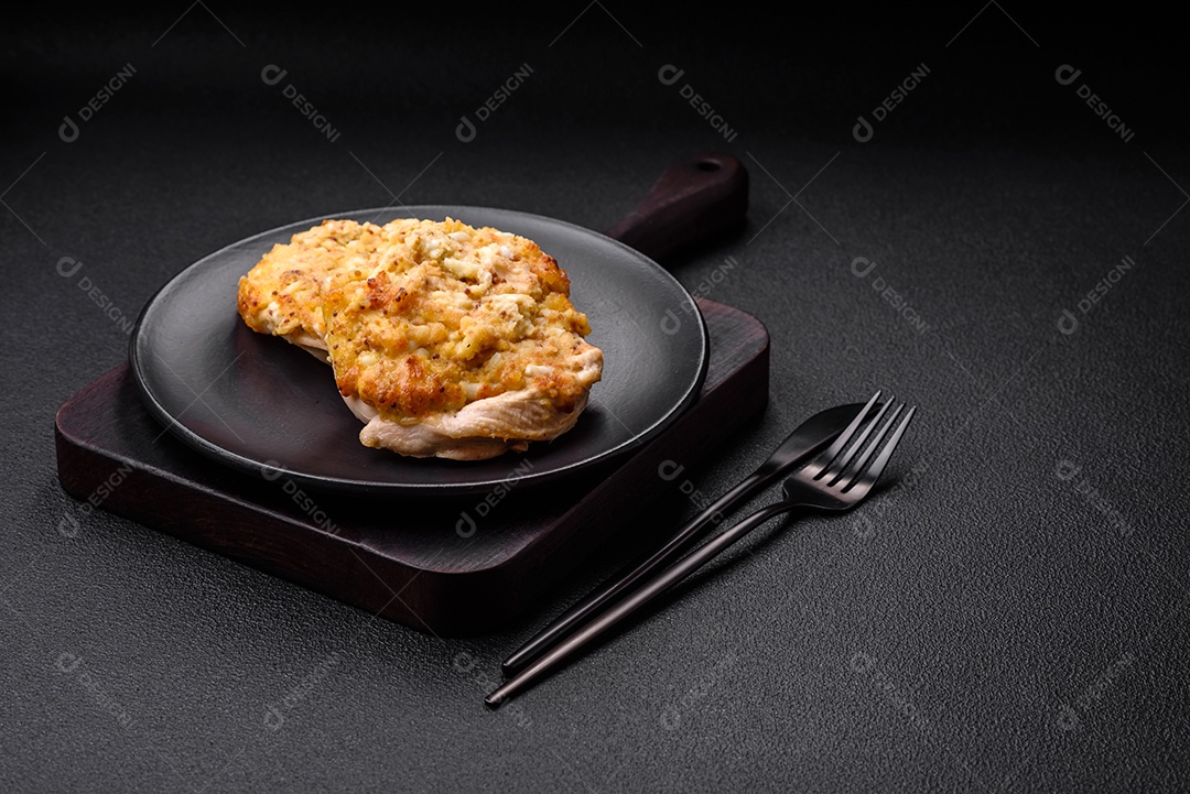 Deliciosa carne frita com mostarda Dijon com sal, especiarias e ervas sobre fundo escuro de concreto