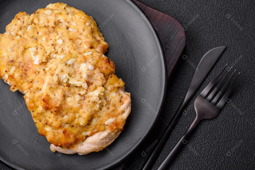 Deliciosa carne frita com mostarda Dijon com sal, especiarias e ervas sobre fundo escuro de concreto