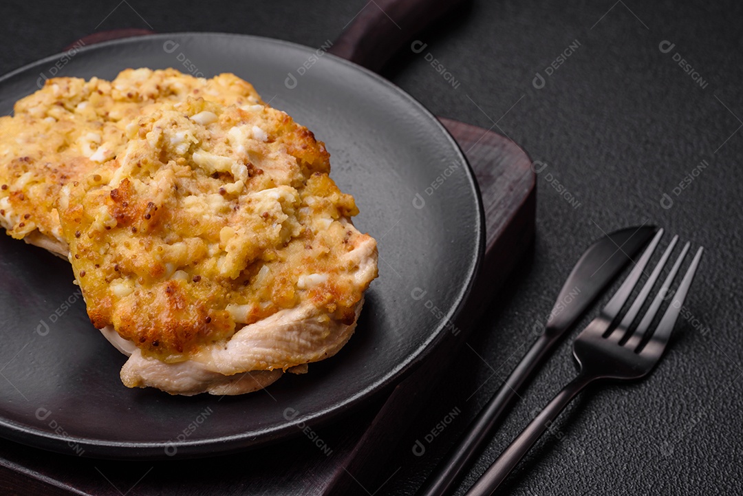 Deliciosa carne frita com mostarda Dijon com sal, especiarias e ervas sobre fundo escuro de concreto
