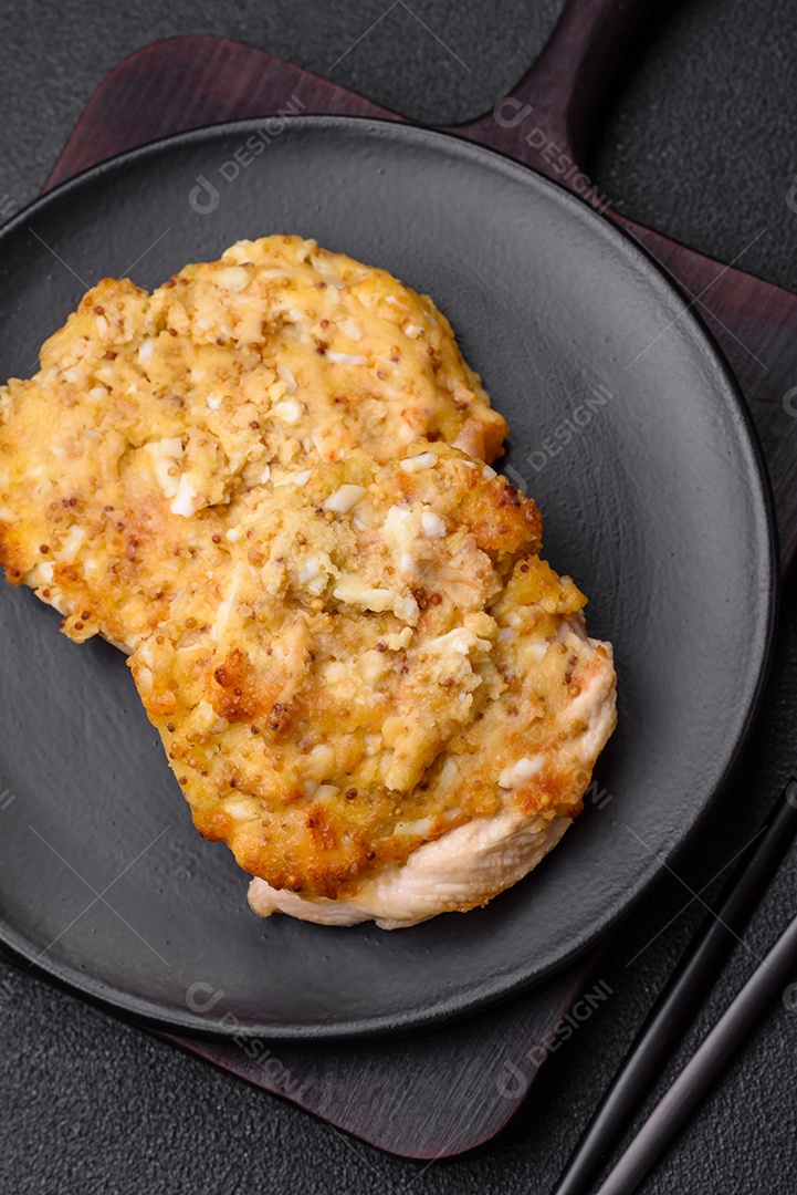 Deliciosa carne frita com mostarda Dijon com sal, especiarias e ervas sobre fundo escuro de concreto