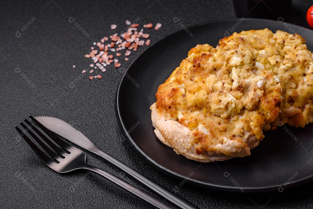 Deliciosa carne frita com mostarda Dijon com sal, especiarias e ervas sobre fundo escuro de concreto