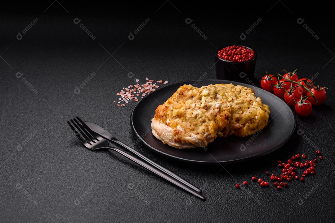 Deliciosa carne frita com mostarda Dijon com sal, especiarias e ervas sobre fundo escuro de concreto