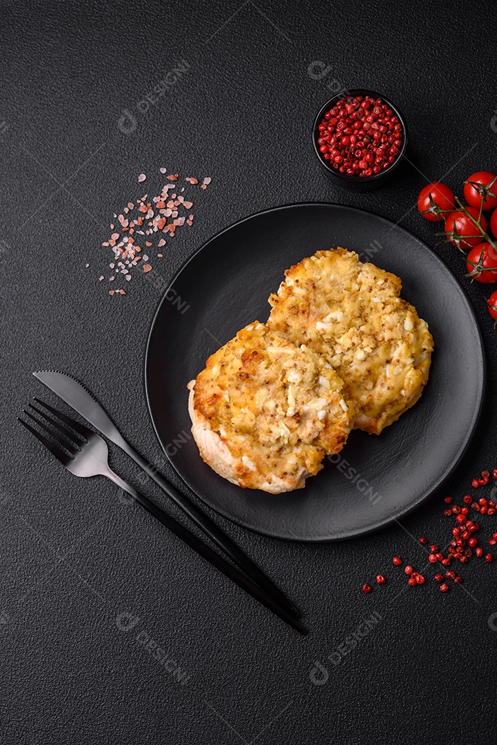 Deliciosa carne frita com mostarda Dijon com sal, especiarias e ervas sobre fundo escuro de concreto