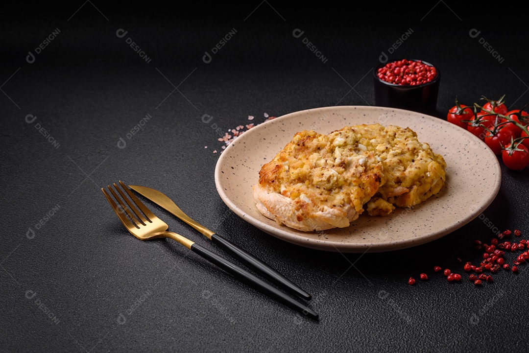 Deliciosa carne frita com mostarda Dijon com sal, especiarias e ervas sobre fundo escuro de concreto