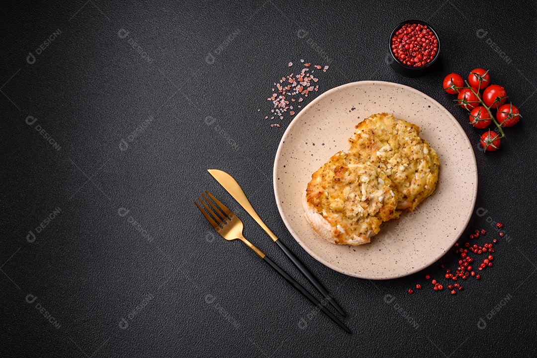 Deliciosa carne frita com mostarda Dijon com sal, especiarias e ervas sobre fundo escuro de concreto