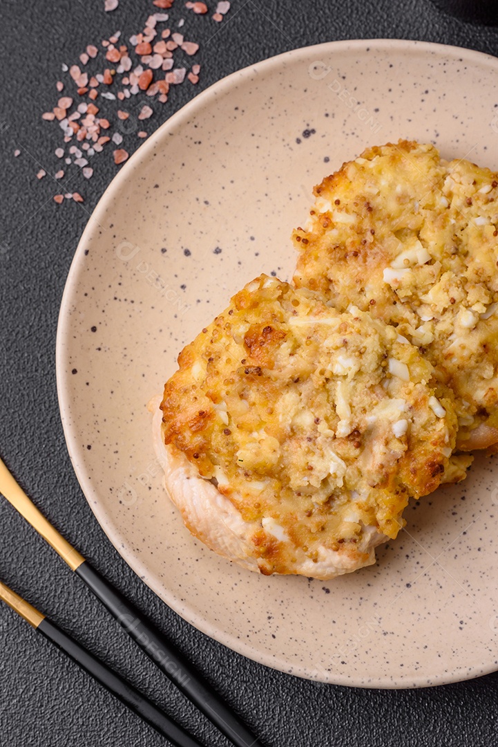 Deliciosa carne frita com mostarda Dijon com sal, especiarias e ervas sobre fundo escuro de concreto